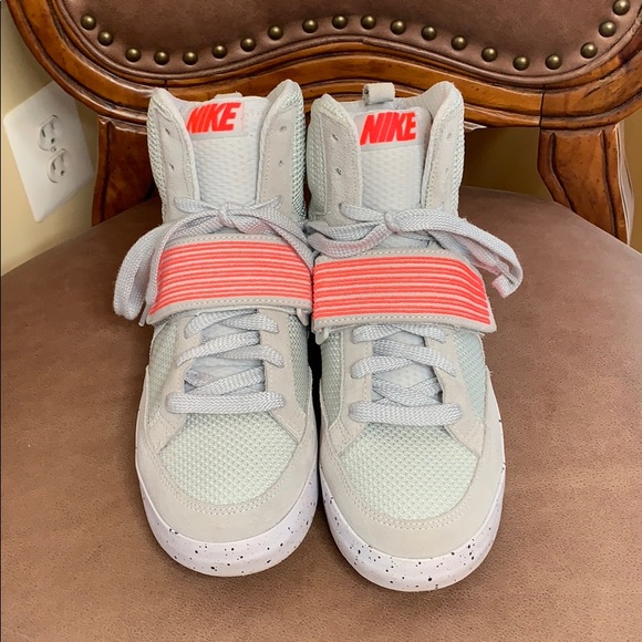 Nike Pink and Grey Shoes Sz. 10.5 Men/12 Women - Picture 2 of 4